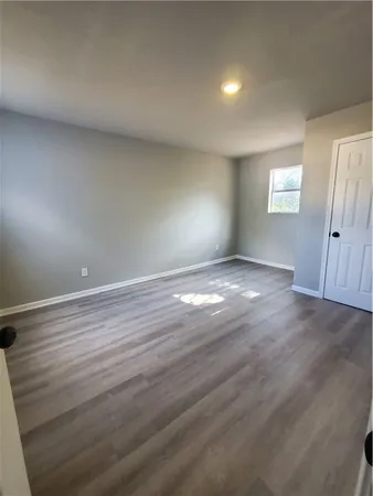 a view of a house with backyard