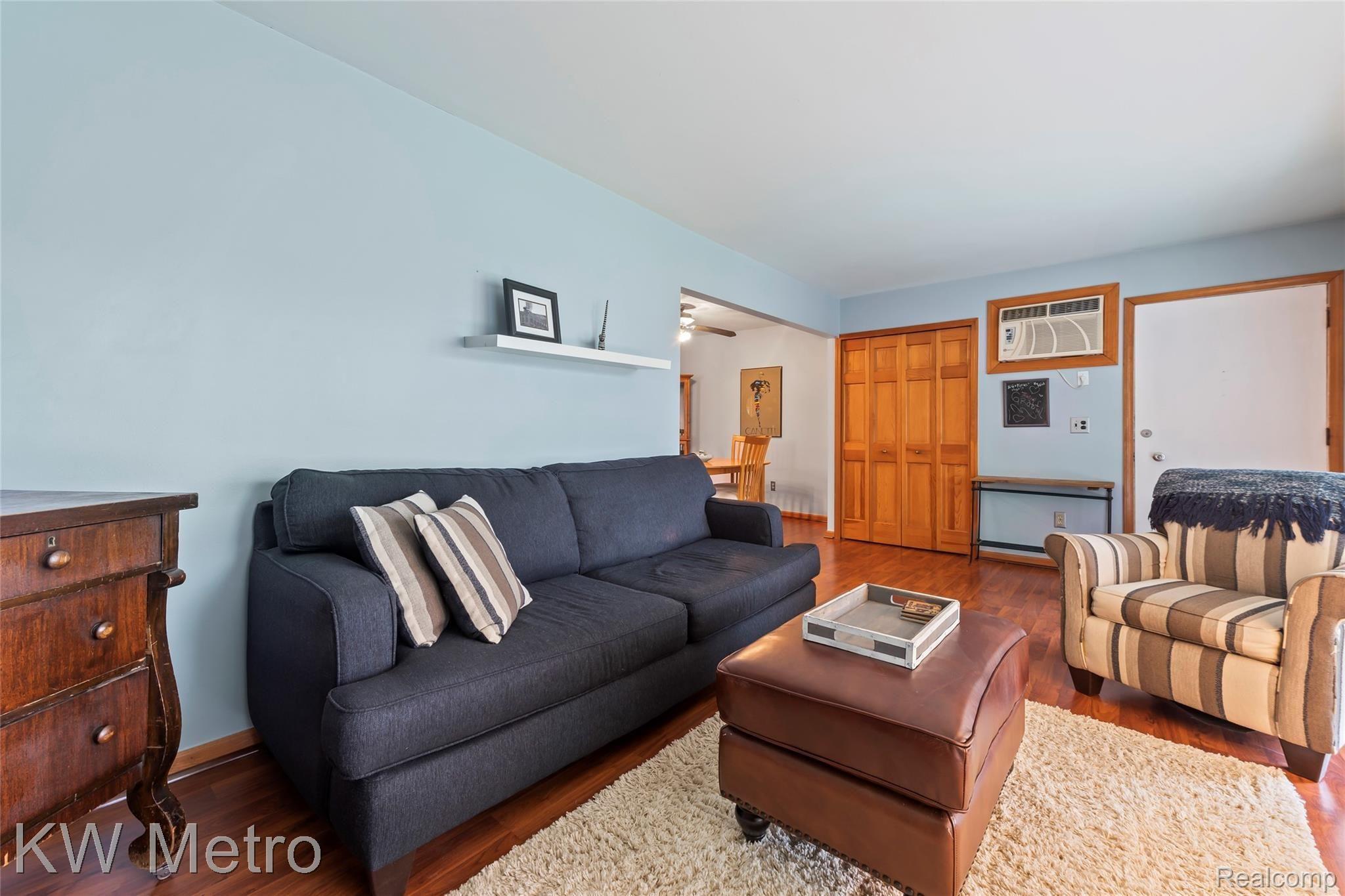 4345 Crooks Road, Unit 23 Royal Oak, MI 48073 - Photo 5 of 20 Living Room