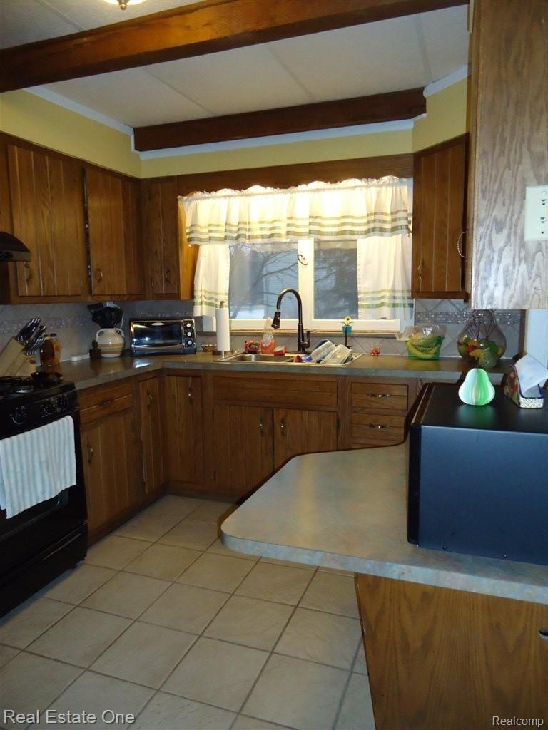 9551 Stark Road Livonia, MI 48150 - Photo 8 of 14 Kitchen w/ Sitting area