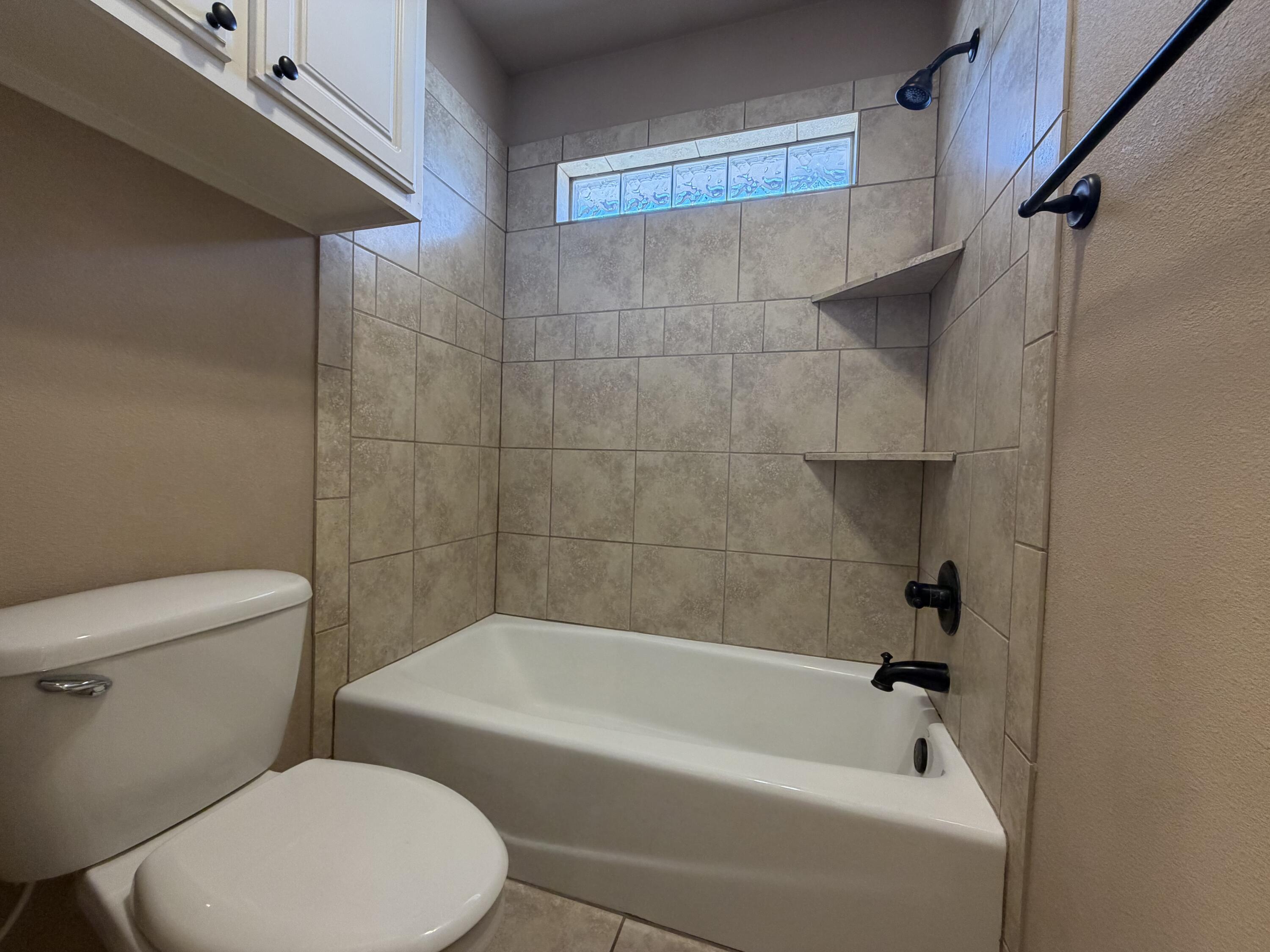 5508 104th Street Lubbock, TX 79424 - Photo 20 of 38 Jack-N-Jill Bathroom