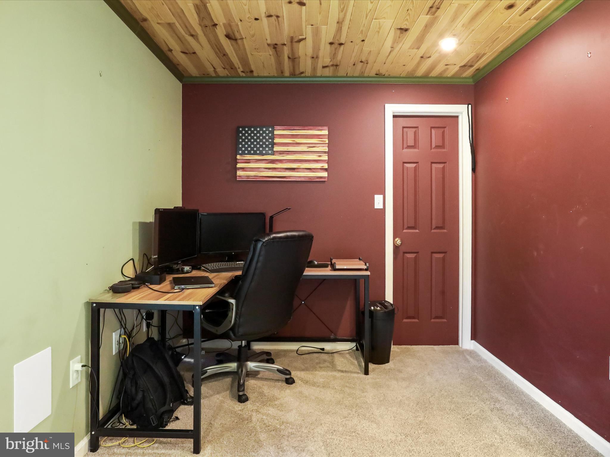 32 Greenfield Road Front Royal, VA 22630 - Photo 21 of 49 a workspace with furniture