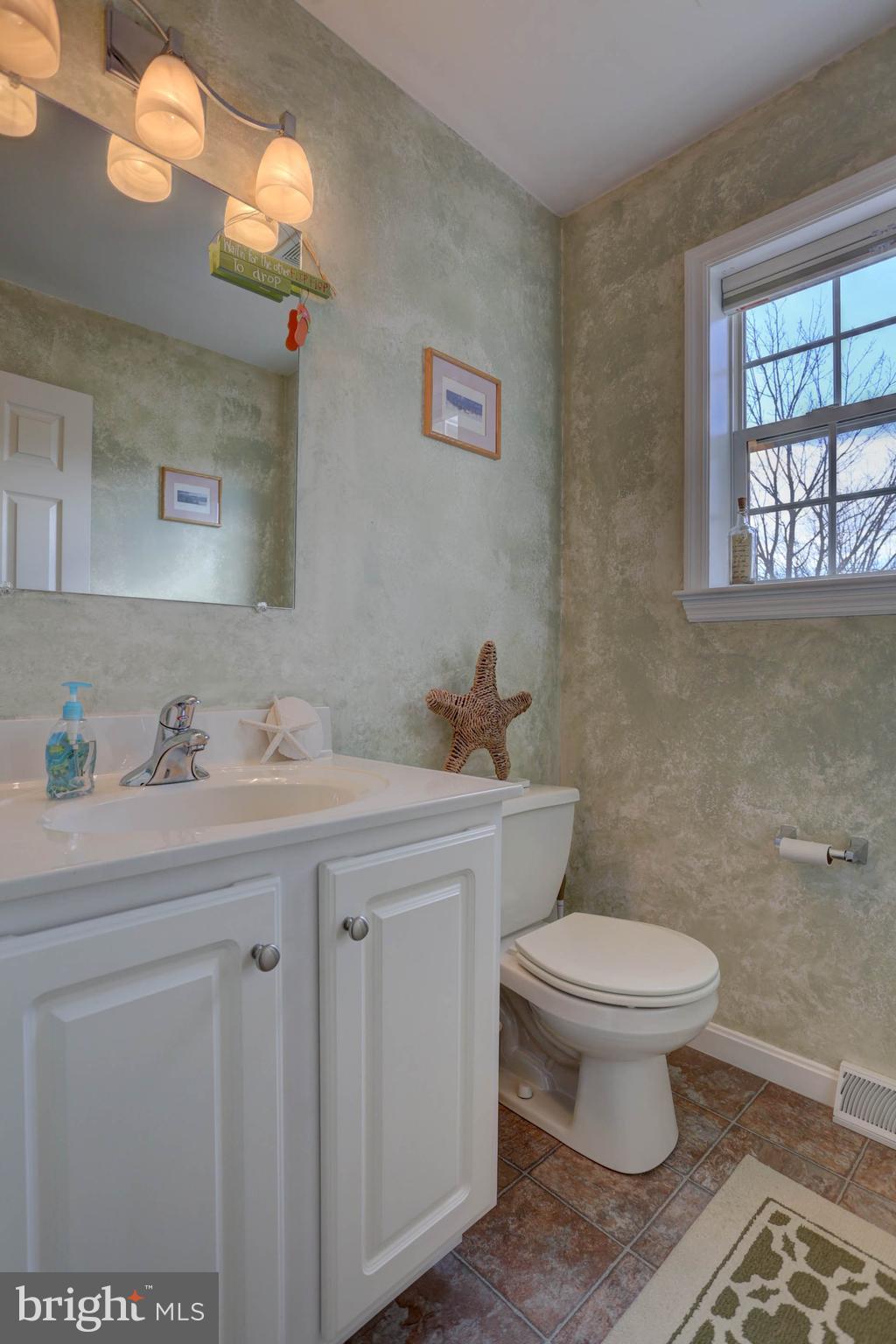 656 Chatham Way Lititz, PA 17543 - Photo 15 of 36 Powder room