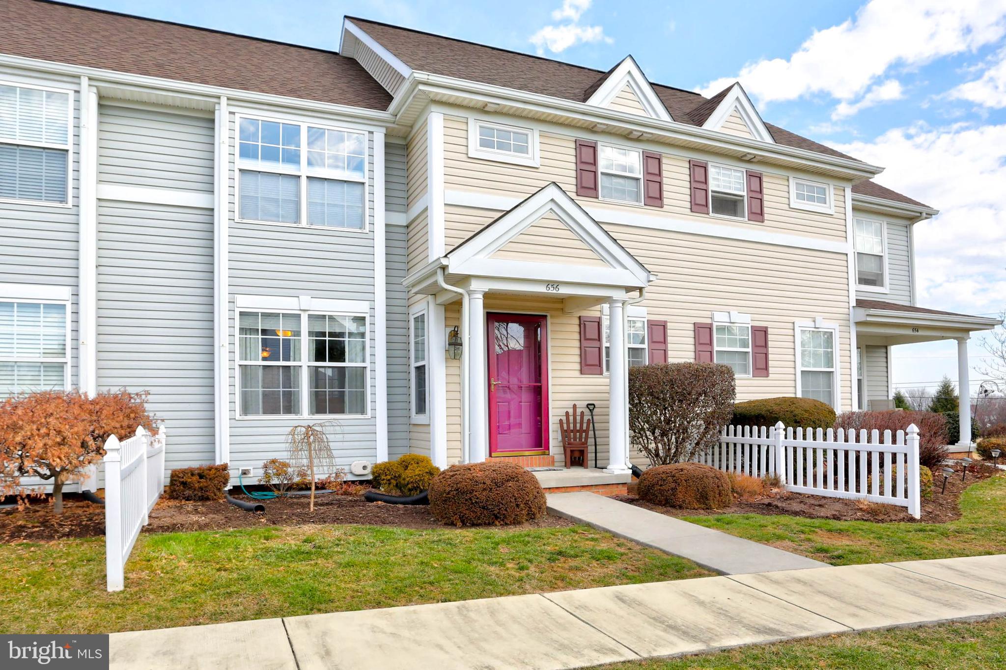656 Chatham Way Lititz, PA 17543 - Photo 32 of 36 Alternate front view of home