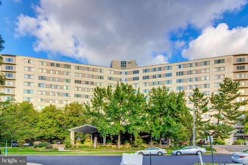 1200 North Nash Street, Unit 1155 Arlington, VA 22209 - Photo 4 of 23 a view of a large building