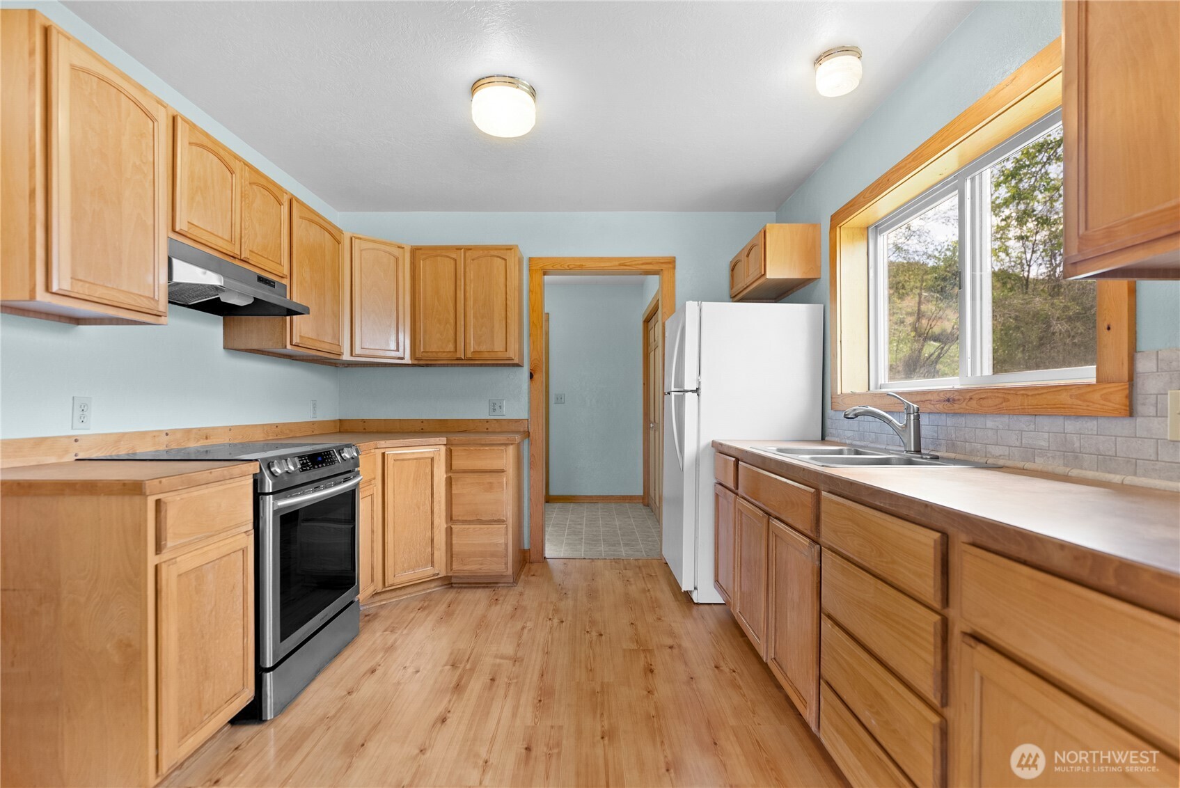 511 Bluff Street Winthrop, WA 98862 - Photo 11 of 38 a kitchen with stainless steel appliances a stove a sink and a refrigerator