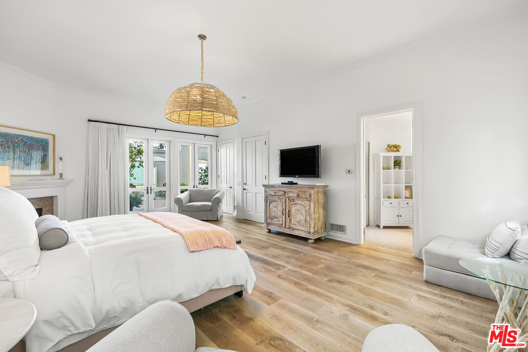 0 Broad Beach Road Malibu, CA 90265 - Photo 17 of 54 a spacious bedroom with a bed and a flat screen tv