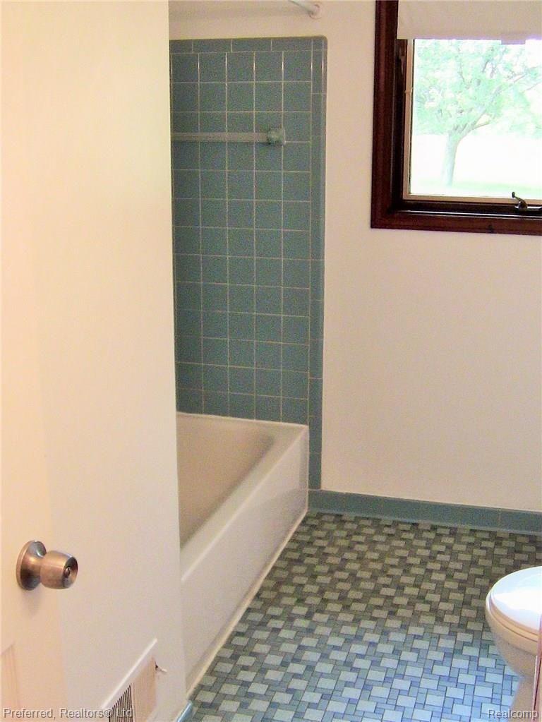 6539 Napier Road Plymouth, MI 48170 - Photo 12 of 21 Main Full Bath.JPG