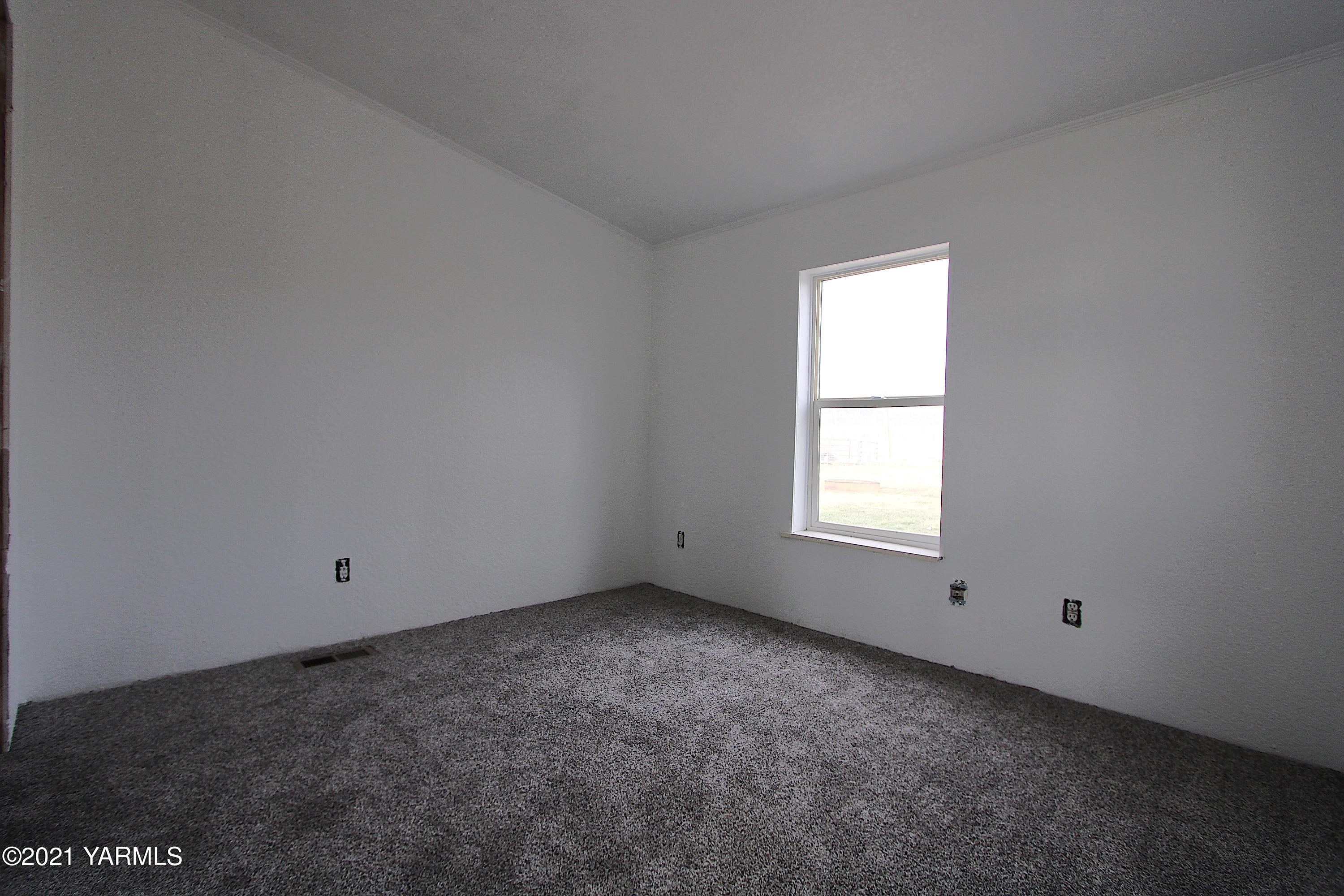731 South Rivard Road Moxee, WA 98936 - Photo 14 of 26 an empty room with a window