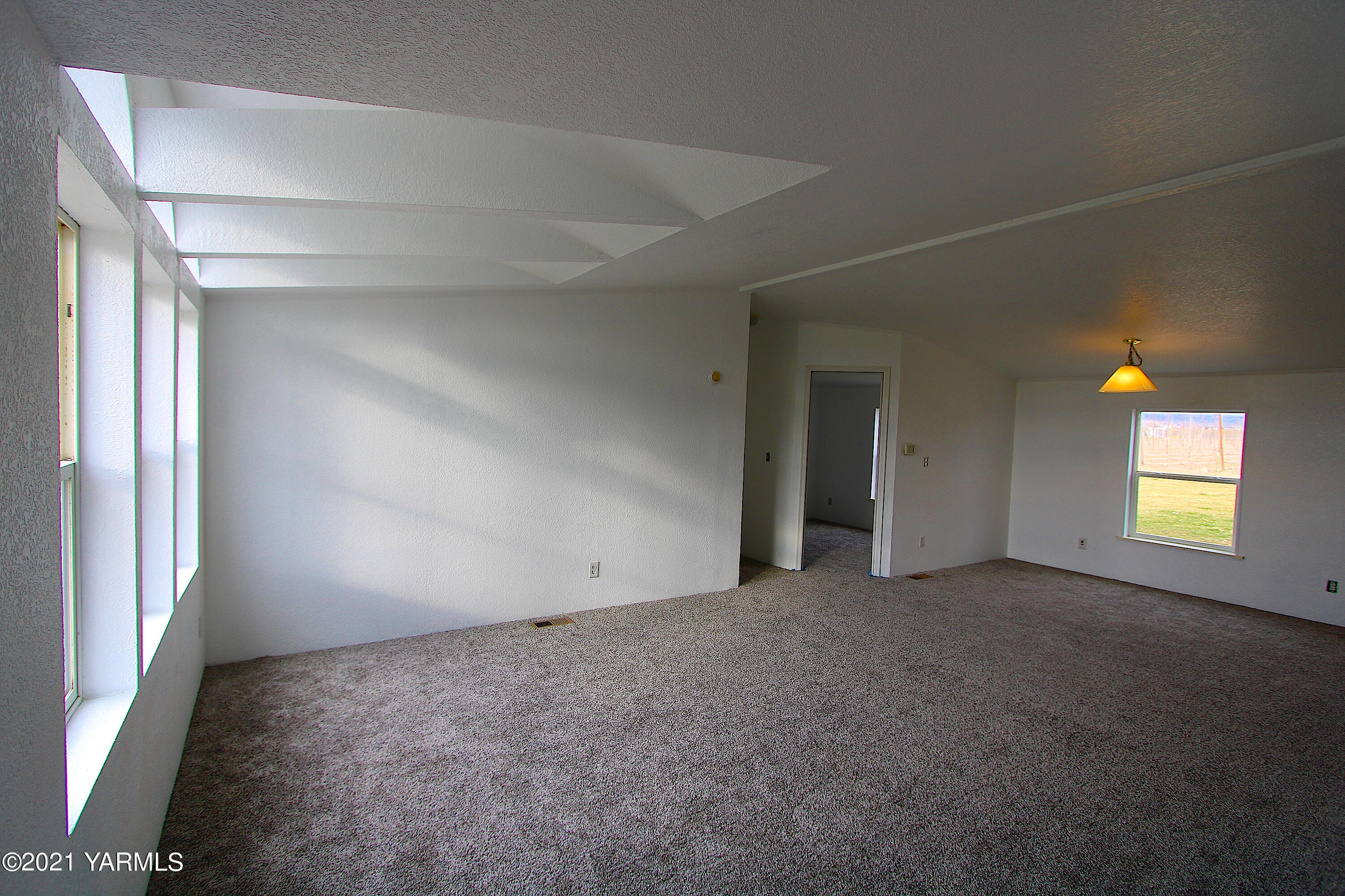 731 South Rivard Road Moxee, WA 98936 - Photo 3 of 26 an empty room with a windows and closet