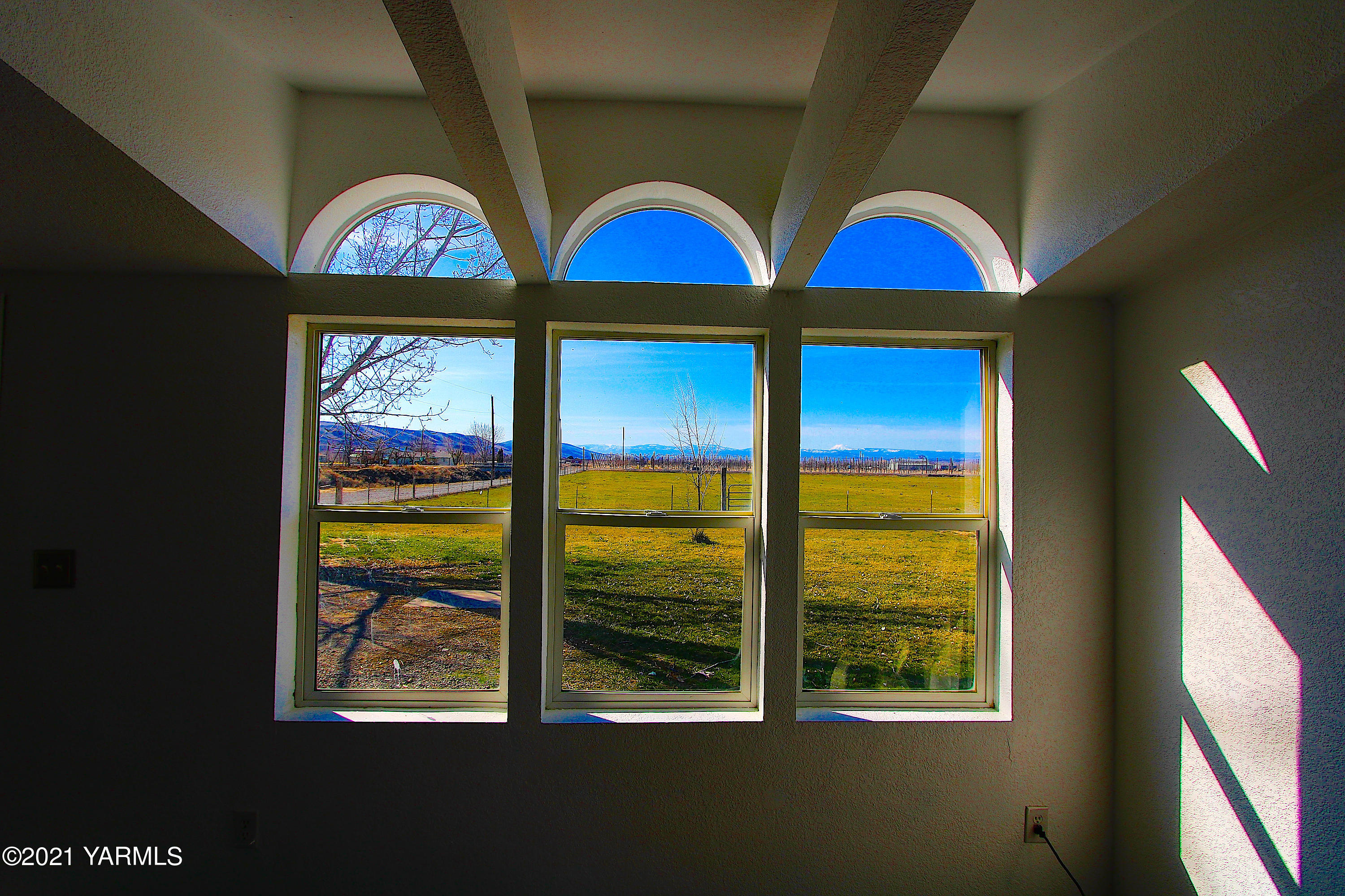 731 South Rivard Road Moxee, WA 98936 - Photo 5 of 26 a view of a interior of the house