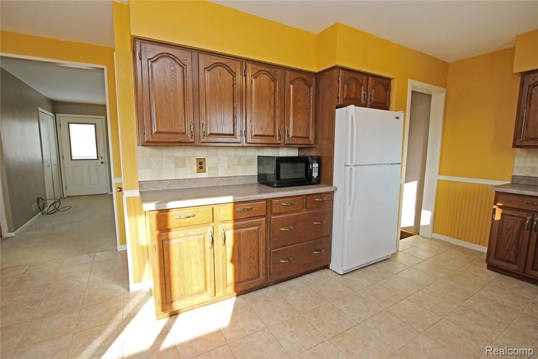 12254 Hill Road Goodrich, MI 48438 - Photo 9 of 52 9) Kitchen.jpg