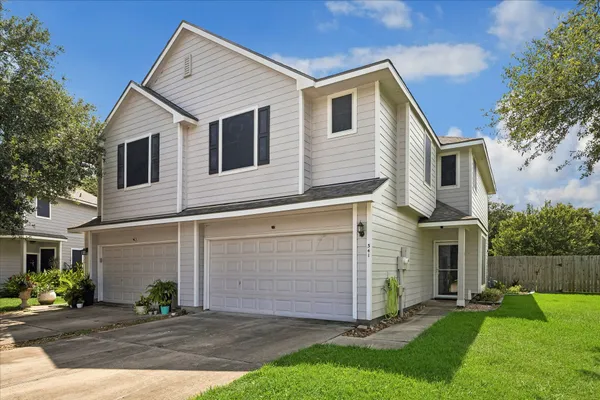 $2,100 | 341 Capella Oaks Lane, Dickinson, TX 77539
