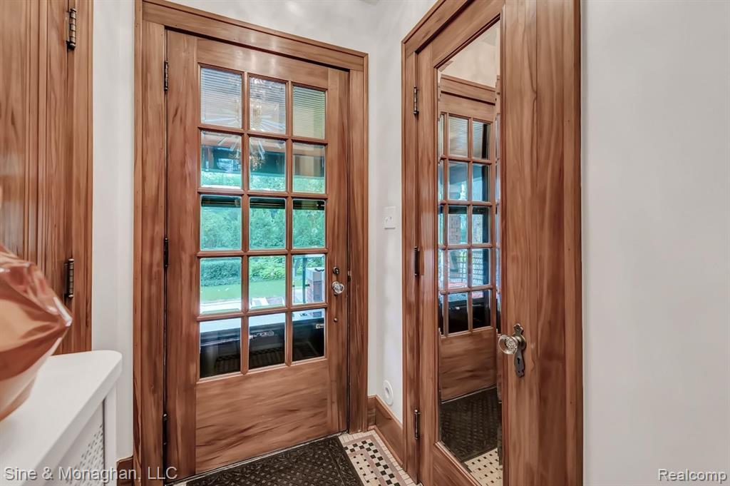 1158 West Maple Road Birmingham, MI 48009 - Photo 4 of 77