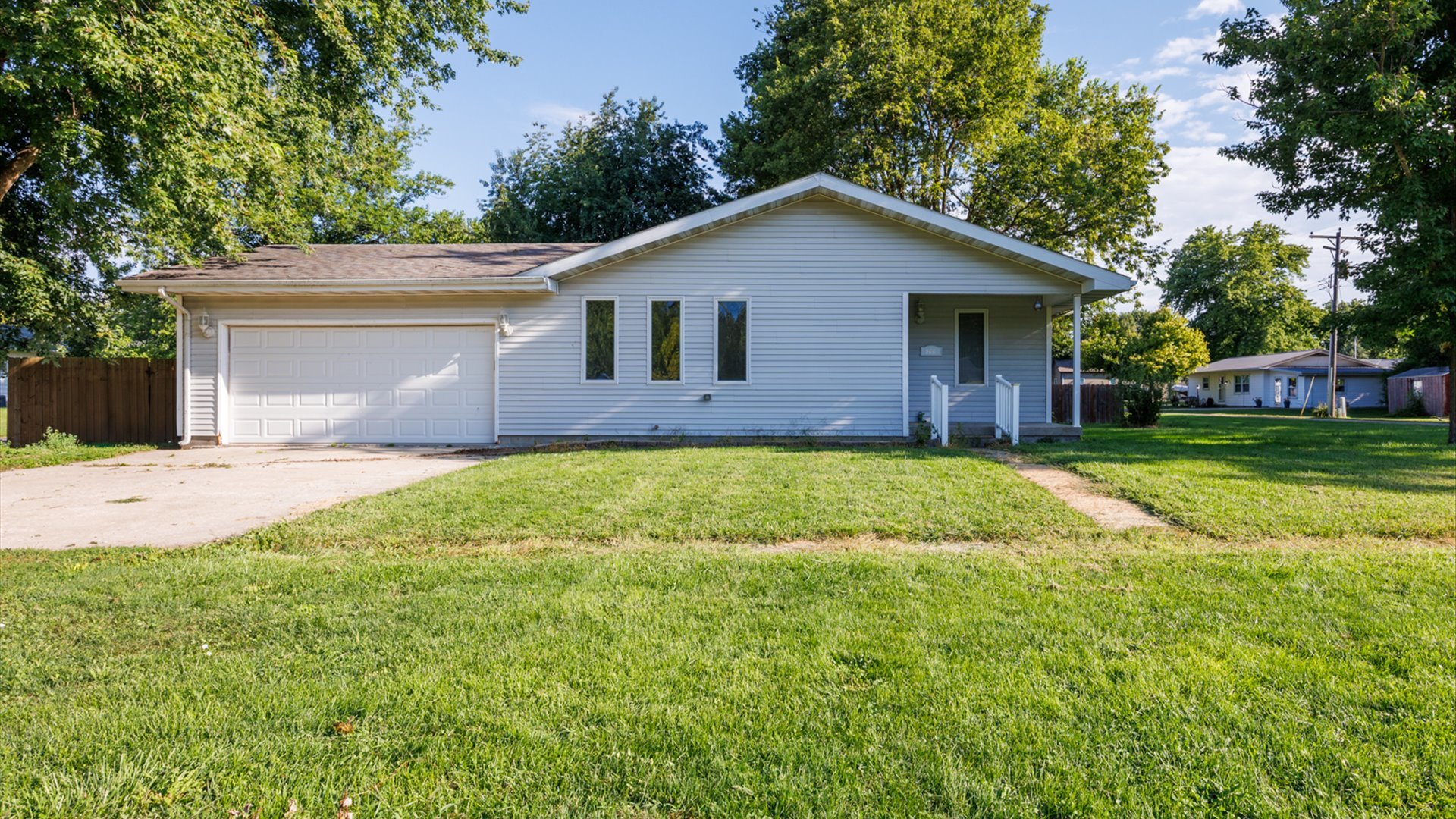 800 West Hamilton Street Atlanta, IL 61723 - Photo 2 of 44 a front view of house with yard and green space