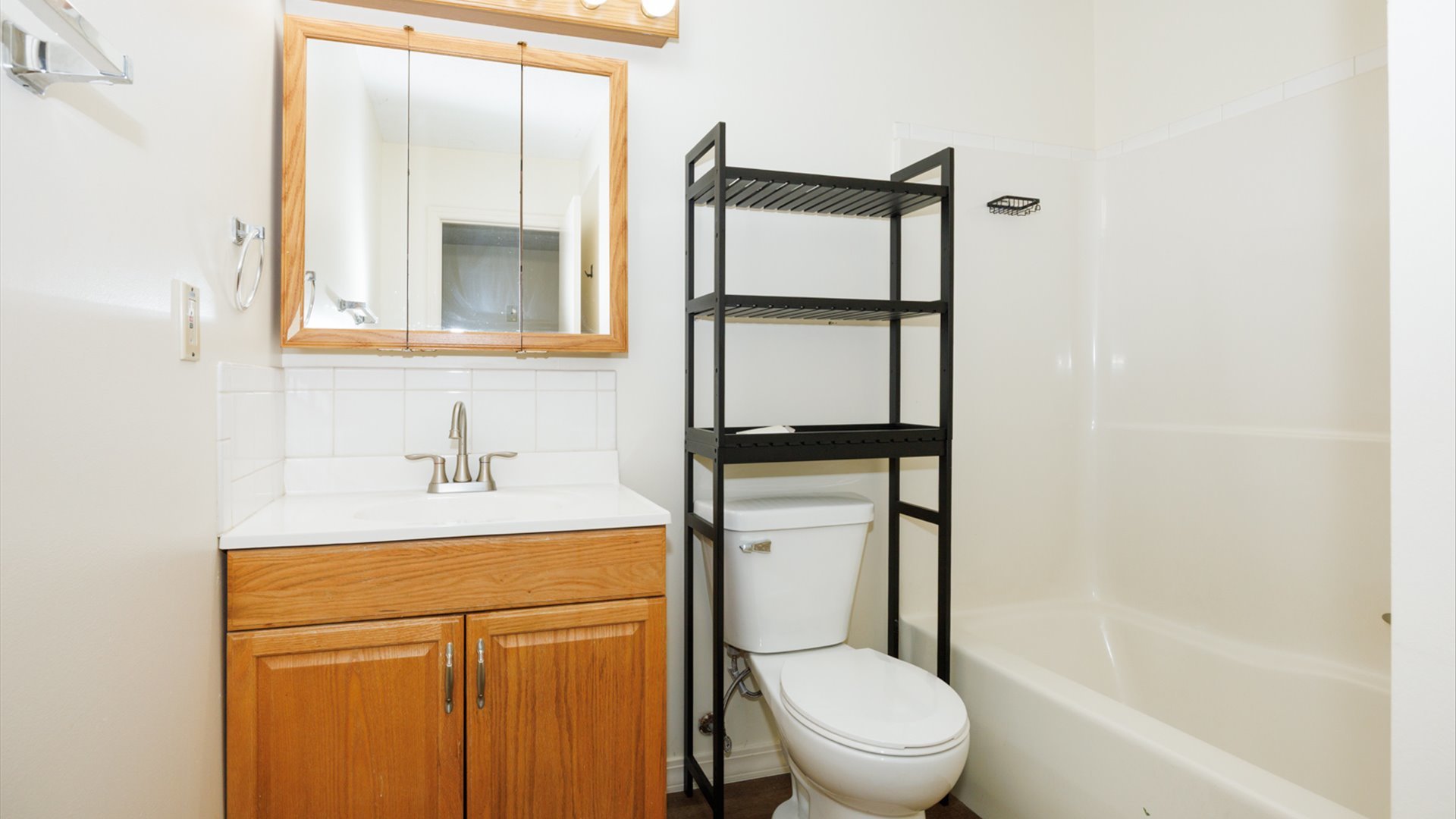 800 West Hamilton Street Atlanta, IL 61723 - Photo 21 of 44 a bathroom with a toilet a sink and mirror