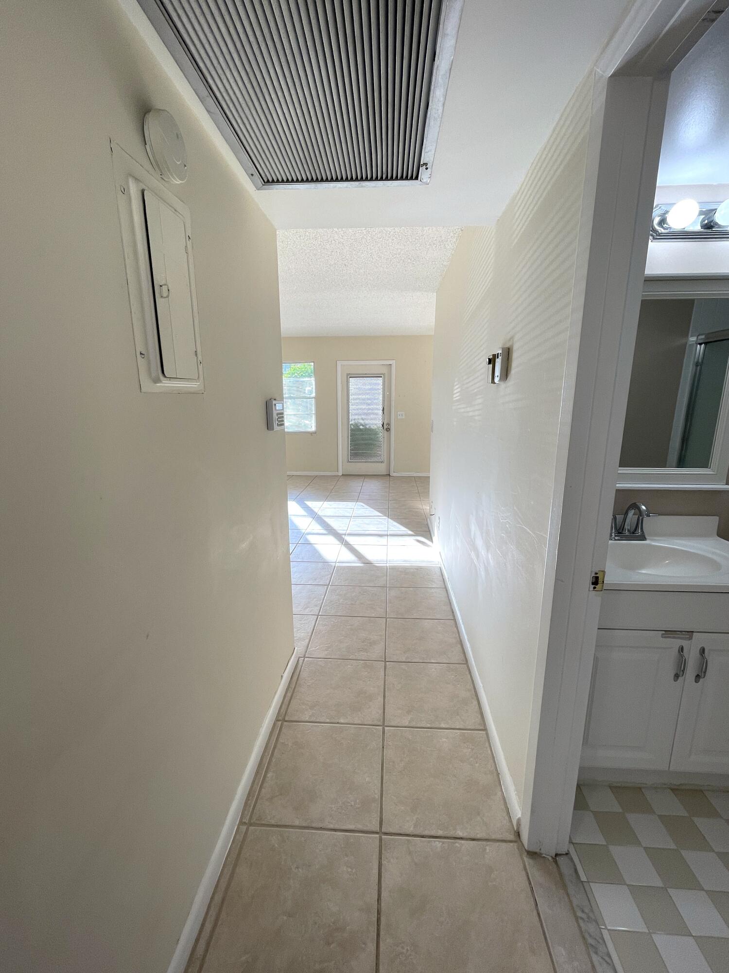 1020 Exeter, Unit 1020 Boca Raton, FL 33434 - Photo 10 of 29 a view of a hallway
