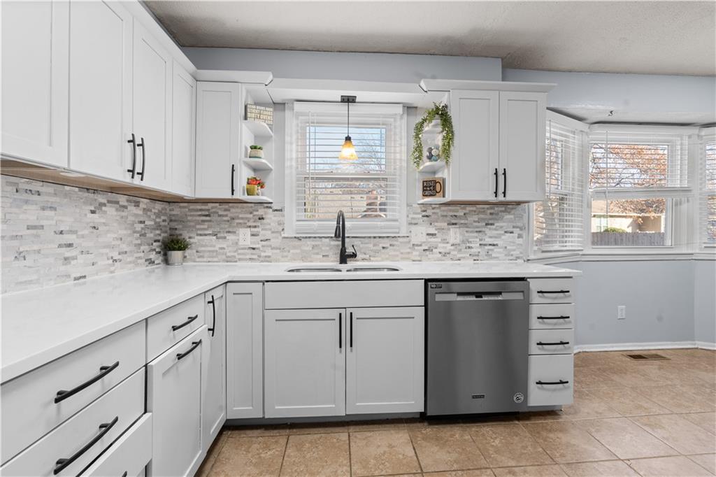 1324 Southwest 22nd Street Blue Springs, MO 64015 - Photo 10 of 41