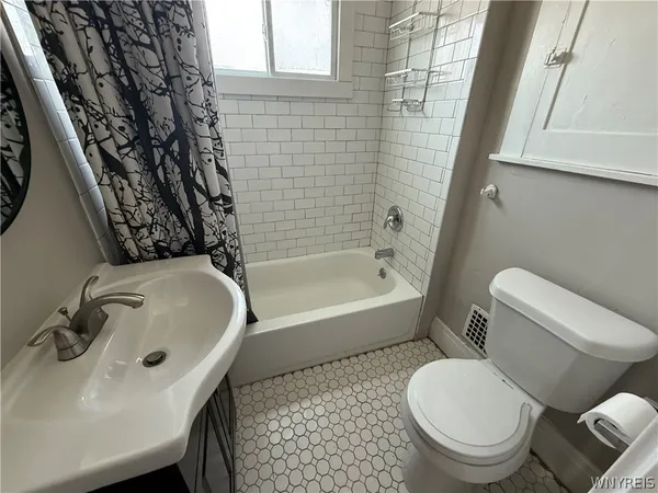 $1,750 | 319 Bryant Street, Unit 2, Buffalo, NY 14222