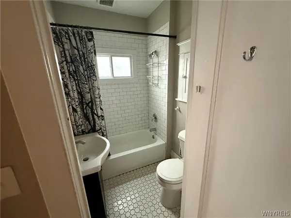 $1,600 | 319 Bryant Street, Unit 2, Buffalo, NY 14222