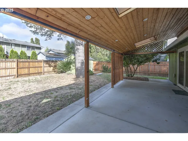 a view of a backyard