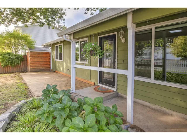 a view of a house with backyard and porch