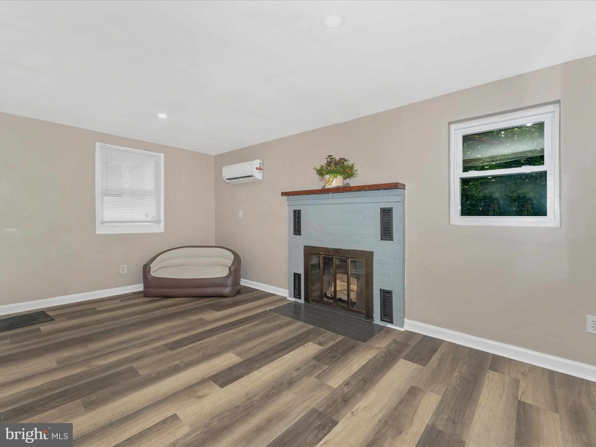 12613 Rockdale Road Clear Spring, MD 21722 - Photo 3 of 26 Living Room