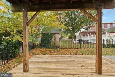 a view of backyard of the house