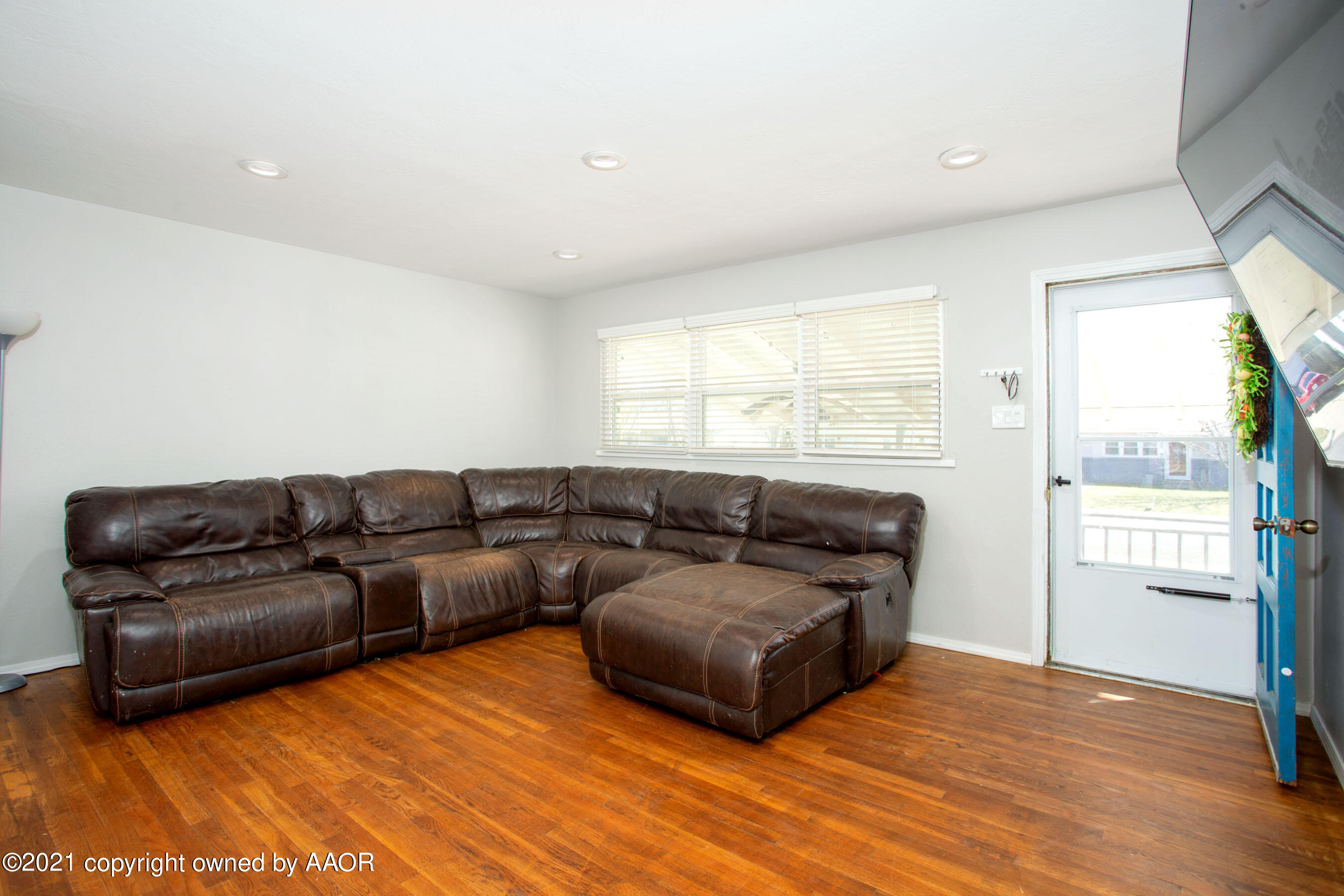 5132 Crockett Street Amarillo, TX 79110 - Photo 3 of 22 Living room