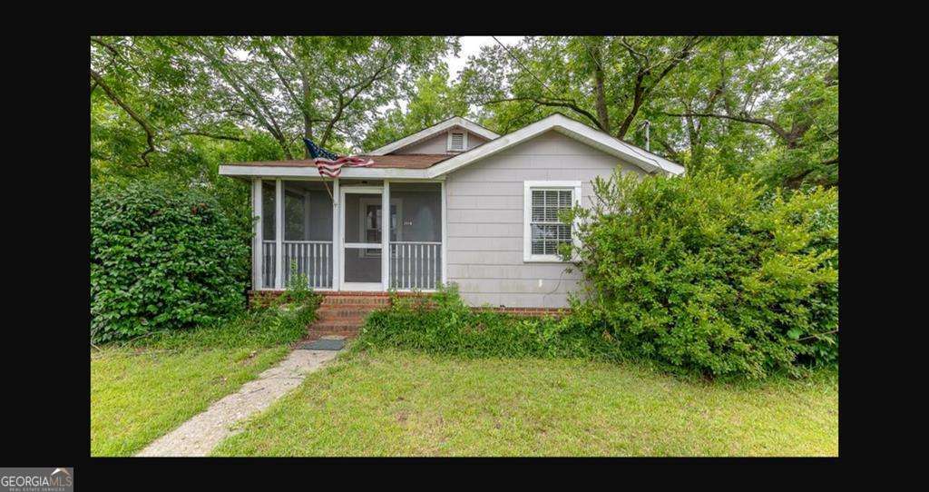 a view of front of a house with a yard