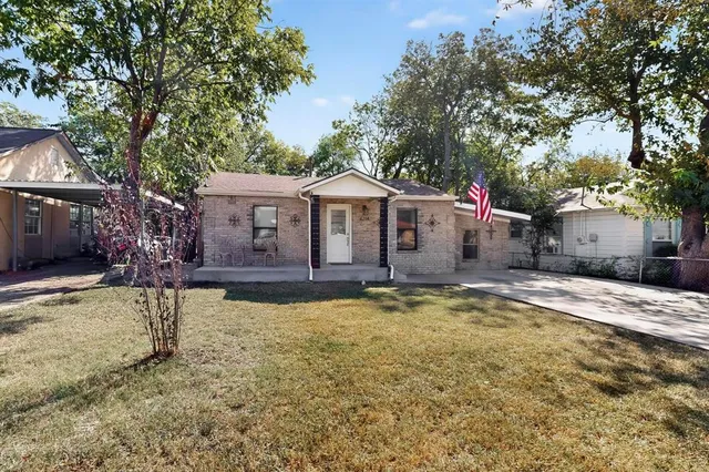 $2,200 | 4214 Falls Drive, Dallas, TX 75211