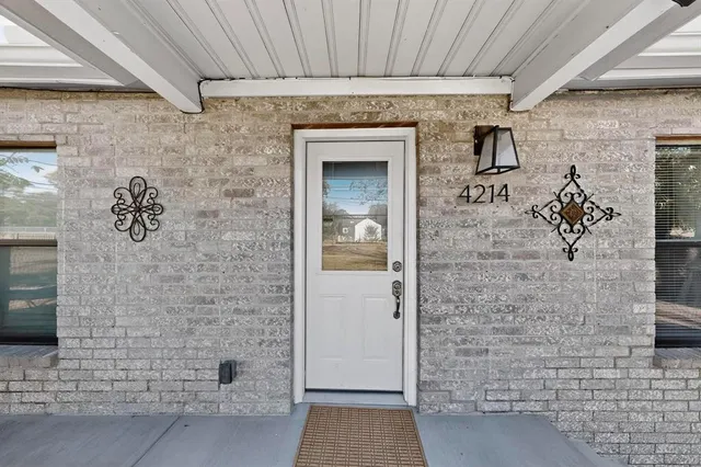 $2,200 | 4214 Falls Drive, Dallas, TX 75211