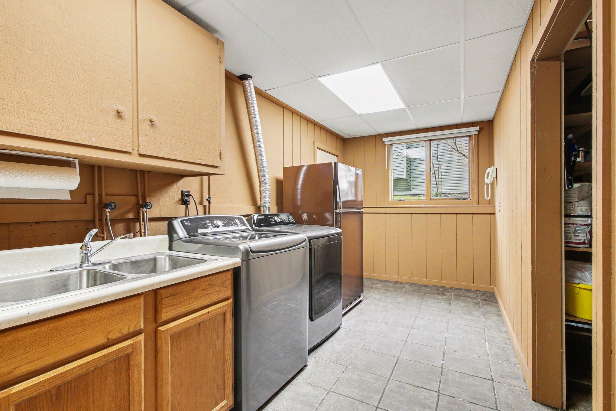 186 Wexford Road Valparaiso, IN 46385 - Photo 21 of 33 a kitchen that has a sink and a stove
