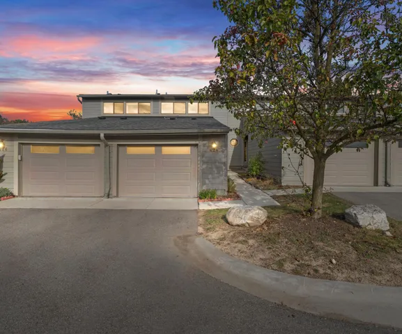 $300,000 | 624 Peninsula Court, Ann Arbor, MI 48105
