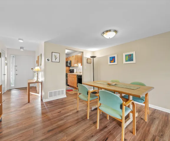 $300,000 | 624 Peninsula Court, Ann Arbor, MI 48105