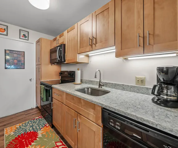 $300,000 | 624 Peninsula Court, Ann Arbor, MI 48105