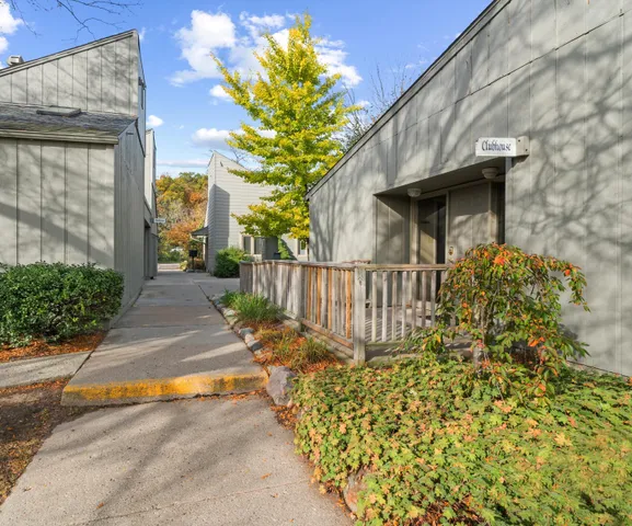 $300,000 | 624 Peninsula Court, Ann Arbor, MI 48105