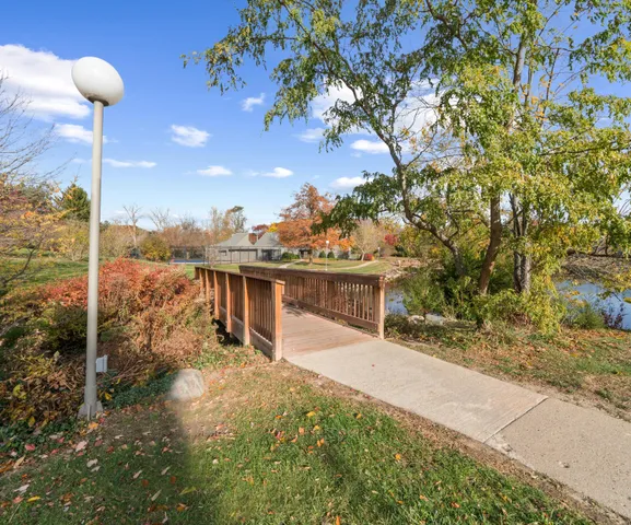 $300,000 | 624 Peninsula Court, Ann Arbor, MI 48105