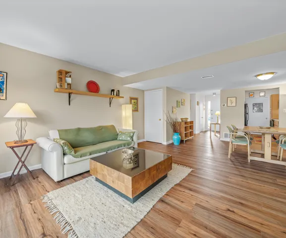 $300,000 | 624 Peninsula Court, Ann Arbor, MI 48105