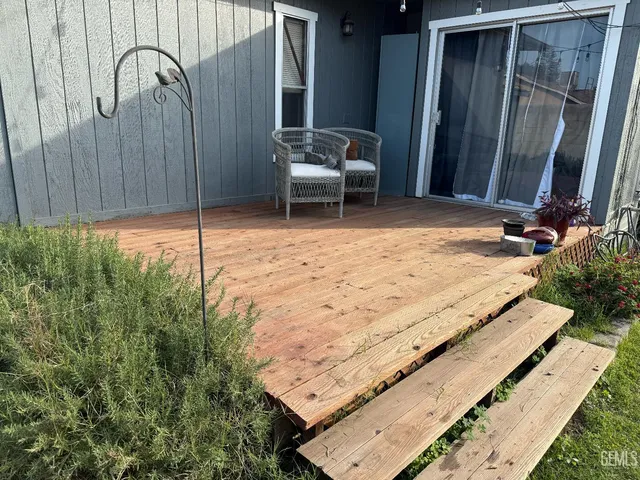 a view of backyard with tub