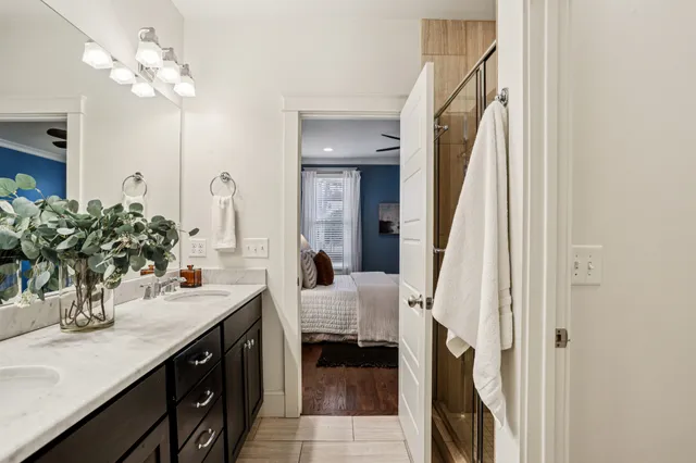 a en suite bathroom with a double vanity sink and a mirror
