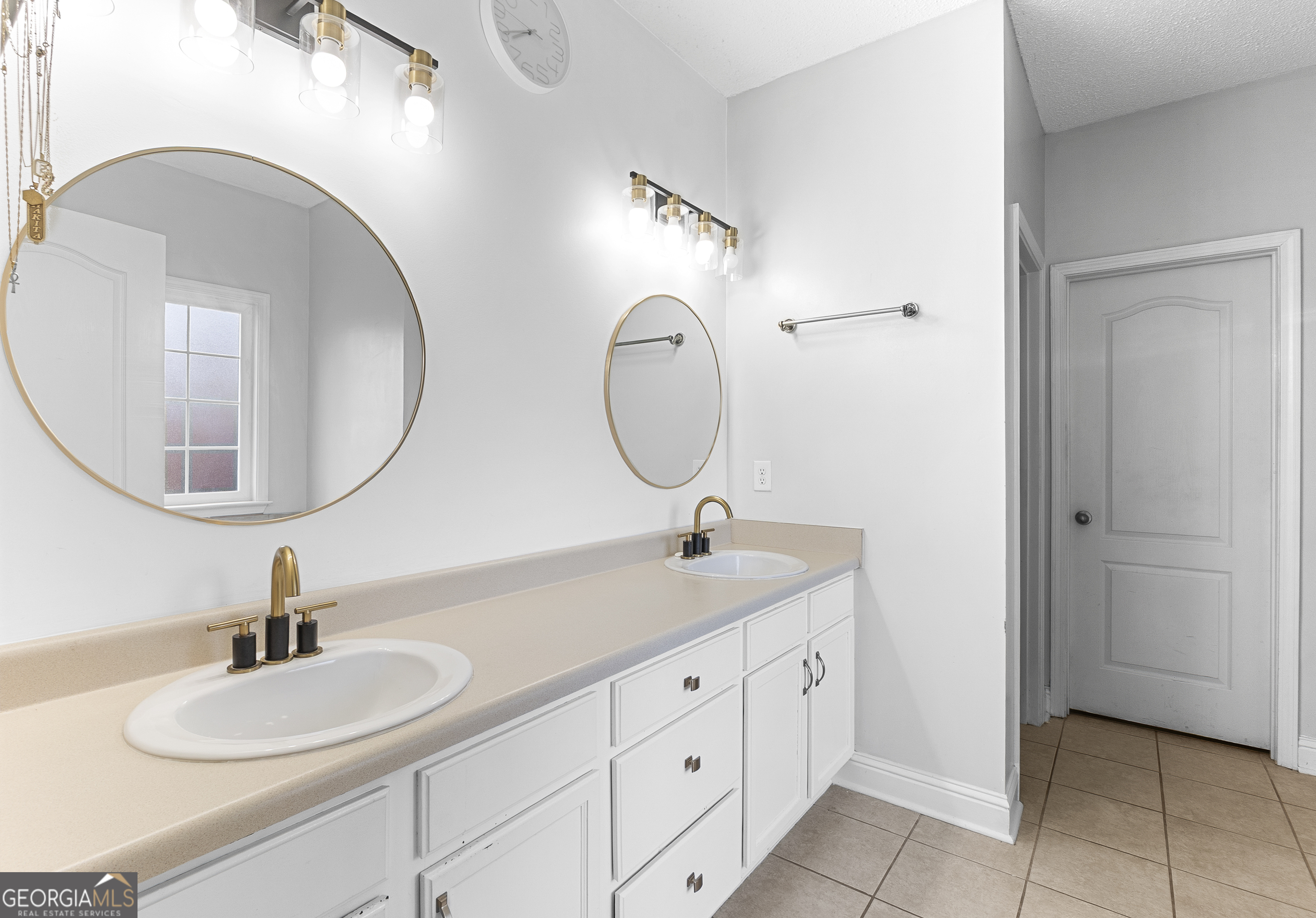 217 Caleb Way Byron, GA 31008 - Photo 31 of 58 a bathroom with 2 sink and a mirror