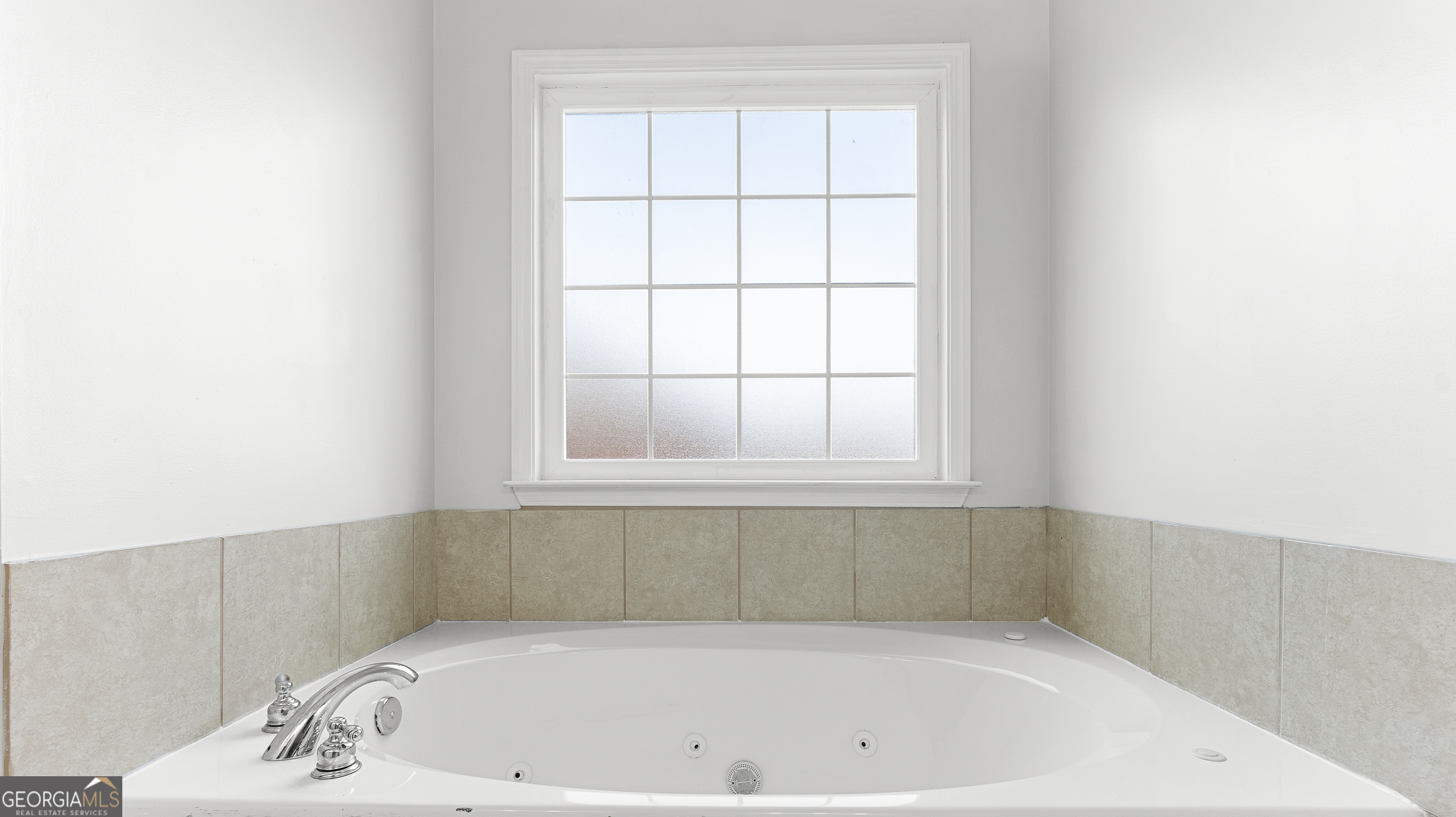 217 Caleb Way Byron, GA 31008 - Photo 35 of 58 a bathroom with a bathtub