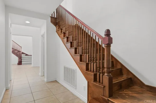a view of a big room with a kitchen