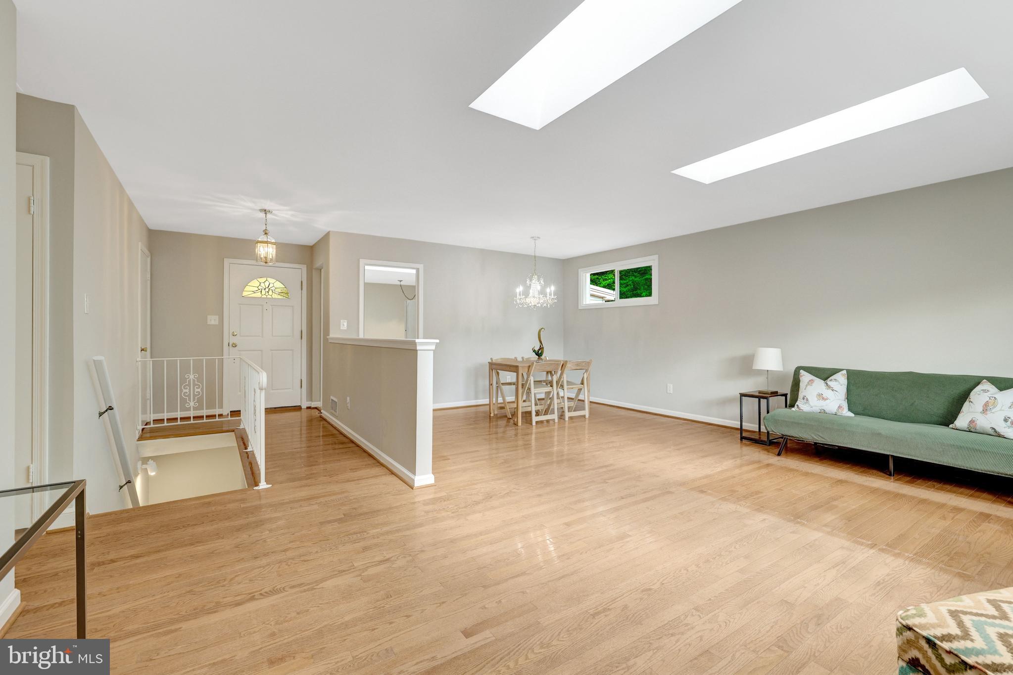 8712 Piccadilly Place Springfield, VA 22151 - Photo 4 of 54