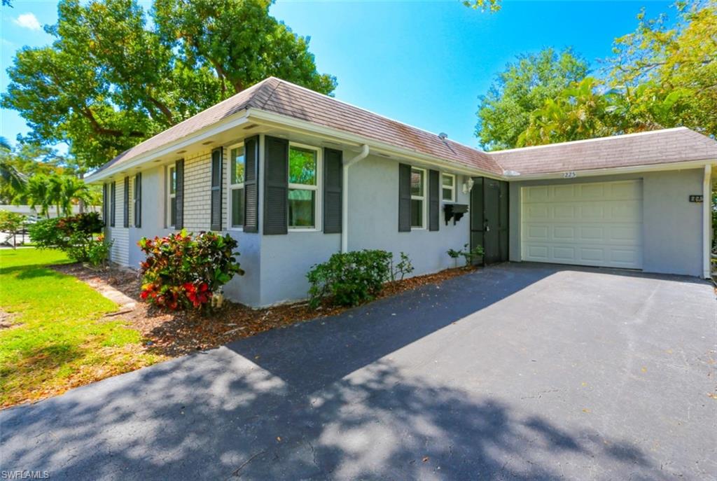 225 Georgetown Boulevard Naples, FL 34112 - Photo 6 of 37 Ranch-style home with a garage