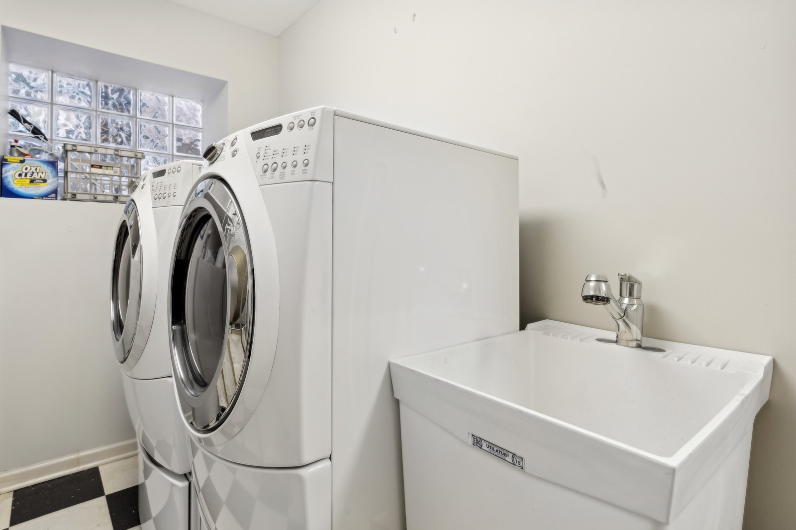 2027 North Howe Street, Unit 1 Chicago, IL 60614 - Photo 23 of 28 a utility room with dryer and washer