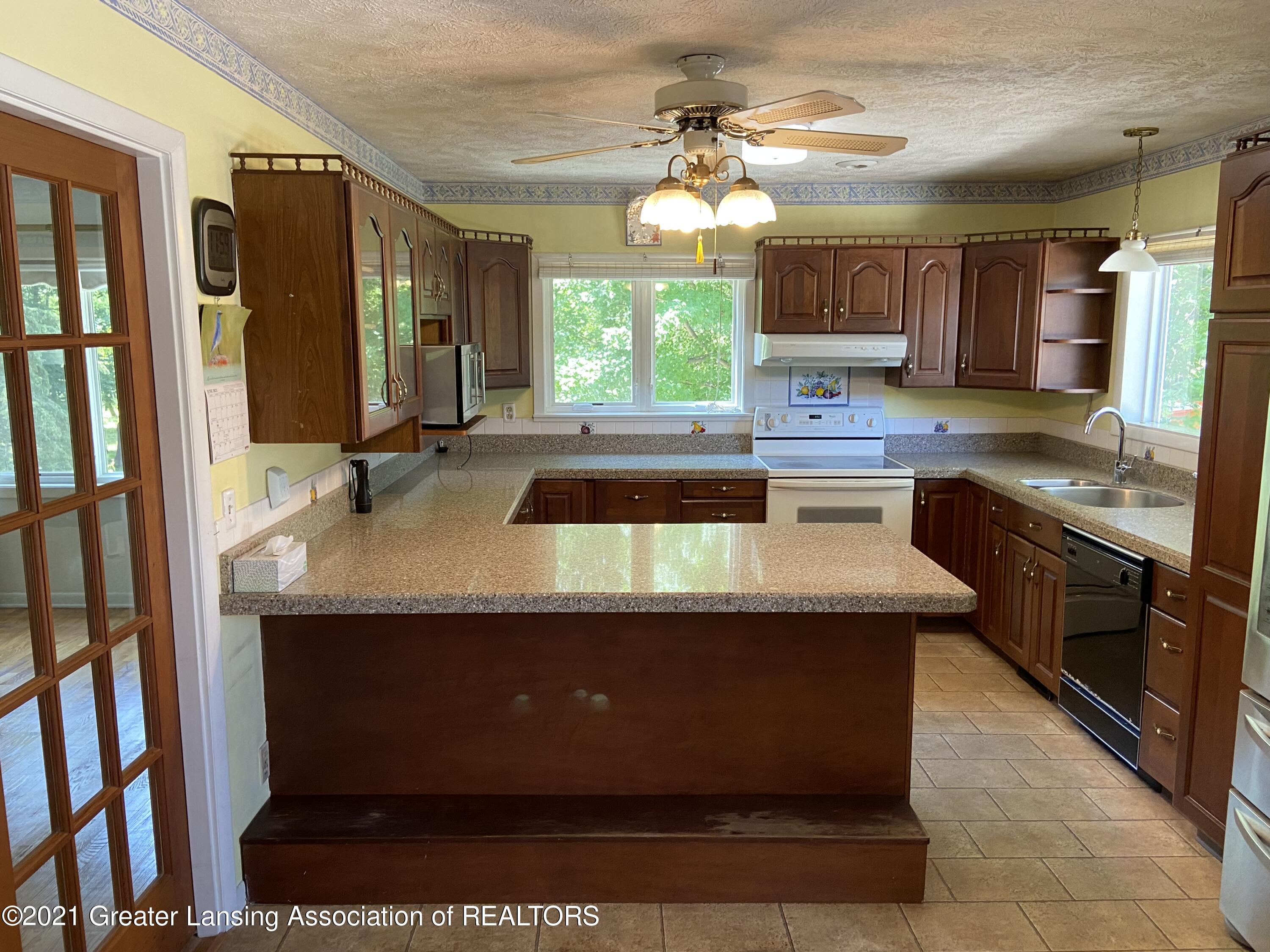 15500 Peacock Road Haslett, MI 48840 - Photo 3 of 29 Kitchen