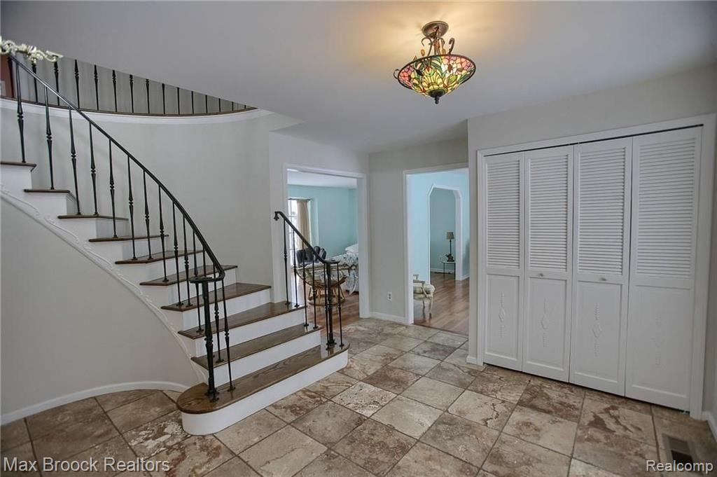 5076 Watergate Road West Bloomfield, MI 48323 - Photo 6 of 41