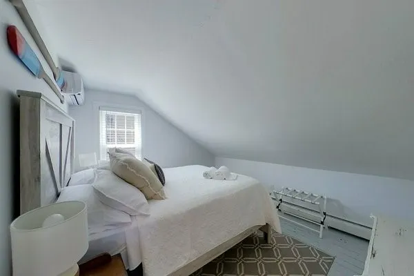 $2,500 | 5 Stewart Street, Newport, RI 02840