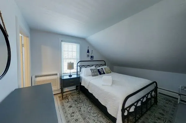 $2,500 | 5 Stewart Street, Newport, RI 02840